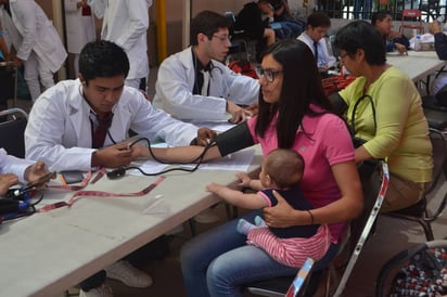 Asistencia. Hubo transporte gratuito para que la población pudiera trasladarse a la Facultad de Medicina, sede del evento. (ANGÉLICA SANDOVAL)