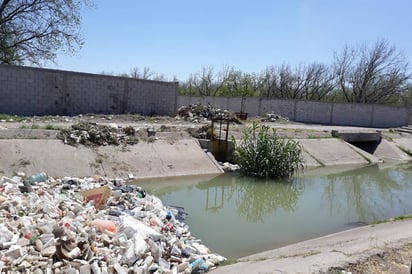 Basurero. Los vecinos cercanos al canal, lo han tomado como un basurero y como una red de drenaje. (EL SIGLO DE TORREÓN)