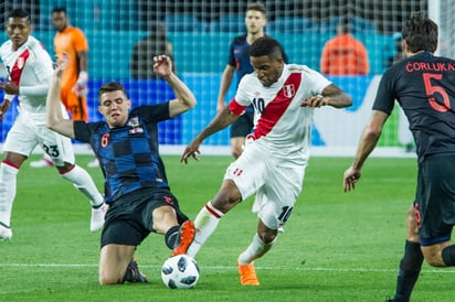 Jefferson Farfán (c), de Perú, disputa el balón con Mateo Kovacic, de Croacia, durante un partido amistoso en el estadio Hard Rock de Miami. (EFE)