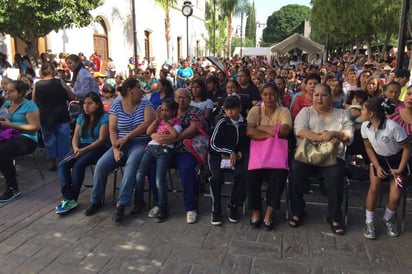 Entrega. Niños y jóvenes de escuelas de Lerdo, recibieron el estímulo económico del programa MAPA. (EL SIGLO DE TORREÓN)