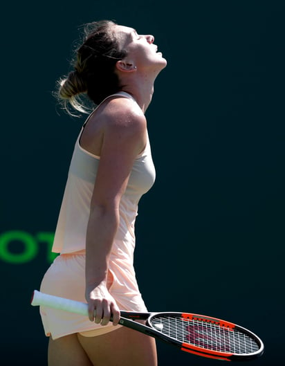 La polaca Agnieszka Radwanska dejó fuera del torneo en tercera ronda a la rumana Simona Halep, máxima favorita. (AP)