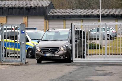 Captura. En este vehículo se cree que trasladaron a Carles Puigdemont a la prisión alemana de la norteña ciudad de Neumuenster, tras su detención ayer en una autopista del norte de Alemania. (AP y EFE)