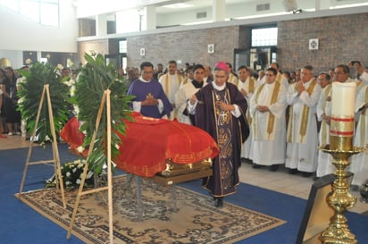 La misa se ofreció en la capilla de Centro Saulo, la cual lució completamente llena, de aquellas personas que se reunieron para dar el último adiós al párroco de Santa Cecilia. (GUADALUPE MIRANDA)