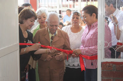 Visita. El célebre caricaturista cortó el listón inaugural de la biblioteca en la secundaria de San Lorenzo, su pueblo natal. (EL SIGLO DE TORREÓN/MARY VÁZQUEZ)