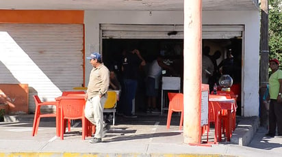 Los trabajadores se fueron a la Fonda “La Cascada”, compraron gorditas y las pidieron para llevar al ver que eran fotografiados y grabados. (FERNANDO COMPEAN)