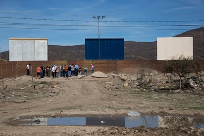 Trump retuiteó hoy un mensaje que publicó el pasado domingo en Twitter, en el que presumía de que el presupuesto aprobado la semana pasada por el Congreso le da más de 700,000 millones para 'reconstruir las Fuerzas Armadas' estadounidenses. (ARCHIVO)