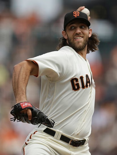 Madison Bumgarner se fracturó el dedo meñique de su mano izquierda. 