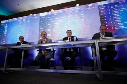 Atentos.  Pedro Joaquín Coldwell, ministro de Energía de México junto con autoridades de hidrocarburos, de la CNH y de SHCP en rueda de prensa al término de la licitación de la Ronda 3.1. (EFE)