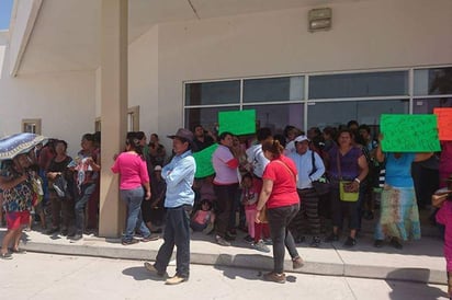 Movilización. Los antorchistas caminaron por varias calles y terminaron en el edificio de la FGE. (EL SIGLO DE TORREÓN/MARY VÁZQUEZ)