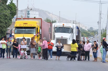 El bloqueo se realizó en el crucero del bulevar Laguna y Rodríguez Triana. (FERNANDO COMPEÁN) 