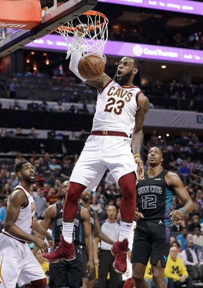 LeBron James anotó 41 puntos en la victoria de los Cavaliers 118-105 sobre los Hornets de Charlotte. (AP)