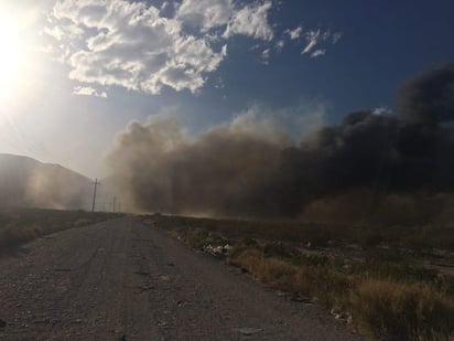 Se indicó que si surge el viento, pudiera existir un riesgo de que se prenda de nueva cuenta el fuego. (ARCHIVO)