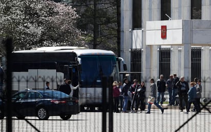 Se van. Personal del consulado ruso en Seattle dejaron ayer las instalaciones y volaron a su país.