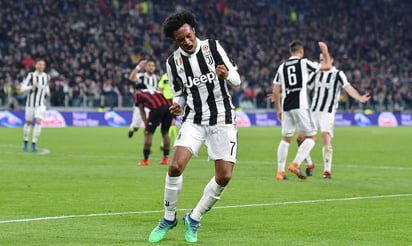 Juan Guillermo Cuadrado celebra el 2-1 de la Juventus. (AP)