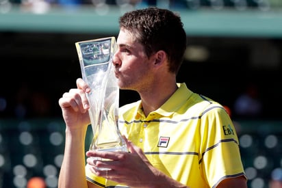 John Isner conquistó su primer torneo Masters 1000 al derrotar en la final 6-7, 6-4, 6-4 a Alexander Zverev. (AP)