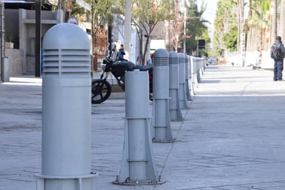 Daños. Los bolardos y las fuentes, son los ornamentos del Paseo Morelos que más daños han registrado por el vandalismo. (EL SIGLO DE TORREÓN) 