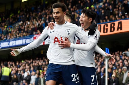 Dele Alli festeja luego de anotar el segundo gol del Tottenham en el partido ante el Chelsea por la Liga Premier. (EFE)