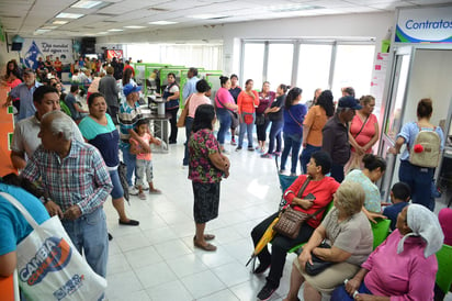 Por media hora bloquearon la entrada al Simas. (FERNANDO COMPEÁN)