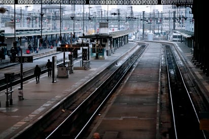 Protesta. Pasajeros caminan por una plataforma durante una huelga ferroviaria nacional en la estación de tren Gare de Lyon. (EFE)