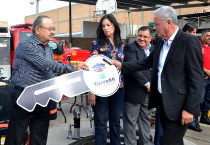 Mejoras. El alcalde entregó una máquina contra incendios de ataque rápido a Bomberos, uniformes y equipo de protección. (FERNANDO COMPEÁN) 