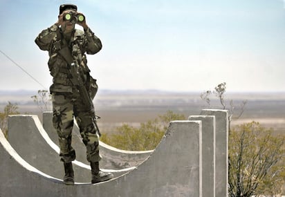 En una conferencia de prensa poco después, Trump insistió en que se está 'preparando para que los militares se encarguen de asegurar la frontera entre México y Estados Unidos'. (AP)