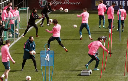 Los jugadores del Atlético de Madrid entrenaron ayer para su choque de hoy ante el Sporting Lisboa. (EFE)