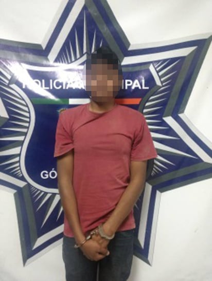 Detenido. Policías municipales encuentran a joven desmantelando auto robado. (EL SIGLO DE TORREÓN)