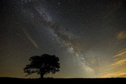 Entre las dificultades que se encuentran los científicos para estudiar la expansión de la Vía Láctea destaca el hecho de que 'estamos dentro de ella', por lo que deben buscar otras galaxias similares para trazar paralelismos. (ARCHIVO)