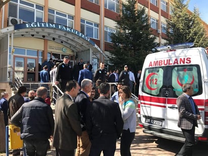 El profesor, investigador en la facultad de Educación de la Universidad Ozmangazi, disparó a sus colegas delante de sus alumnos y enseguida abandonó la institución, sin embargo, la policía lo arrestó poco después. (EFE)