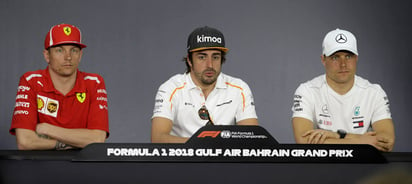 Desde la izquierda, los pilotos Kimi Raikkonen (Ferrari), Fernando Alonso (McLaren) y Valtteri Bottas (Mercedes) durante una rueda de prensa. Mercedes busca redimirse en Bahrein