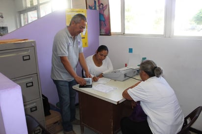 Apoyos. Piden a los adultos mayores de San Pedro que tramiten su tarjeta del Inapam. (EL SIGLO DE TORREÓN/ROBERTO ITURRIAGA)