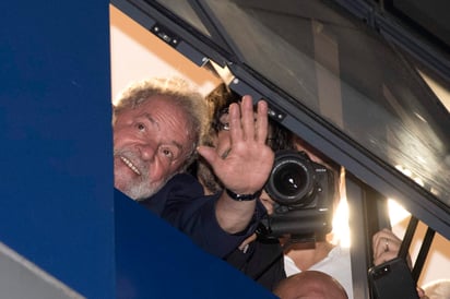 Lula se encuentra atrincherado en un sindicato de Sao Paulo desde la noche del jueves y hoy rechazó entregarse de manera voluntaria a la Justicia, como le había permitido el juez federal Sergio Moro en auto en el que dictó su orden de prisión. (EFE)