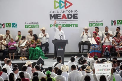 El abanderado presidencial señaló que también construirá la primera etapa del Periférico de Orizaba y desarrollará un sistema de transporte masivo en Xalapa.