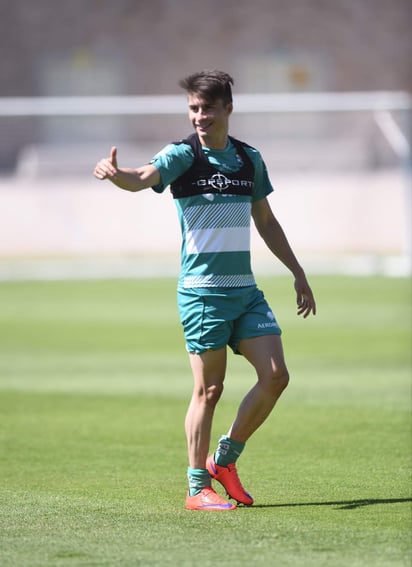 Al finalizar el entrenamiento, el defensa lateral Jorge Villafaña compareció ante los medios de comunicación para expresar su sentir de cara al cierre del torneo. (EL SIGLO DE TORREÓN)