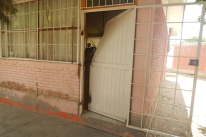 Delitos. Los presuntos delincuentes causaron daños en las puertas y ventanas de las escuelas. (EL SIGLO DE TORREÓN)