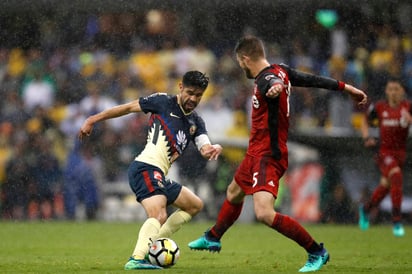 El lagunero Oribe Peralta no pudo hacer mucho por la causa americanista ayer ante el Toronto, en partido disputado en el Azteca. (AP)