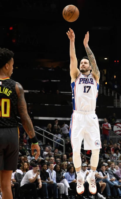 El escolta JJ Redick (17) encestó 28 puntos en la victoria de los 76’ers 121-113 sobre los Hawks de Atlanta. (AP)