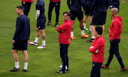 El entrenador italiano del Sevilla, Vincenzo Montella, lidera una sesión de entrenamientos en el Allianz Arena de Múnich. (EFE)