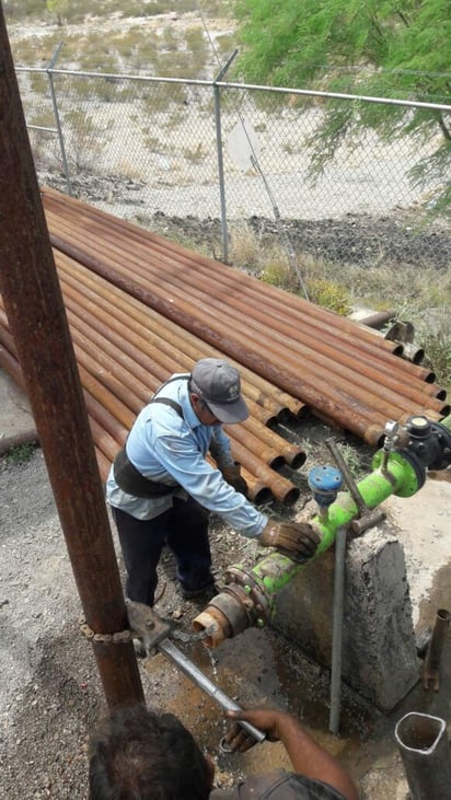 Los trabajos consistieron en el cambio de bomba y motor del pozo de abastecimiento del vital líquido. (EL SIGLO DE TORREÓN)