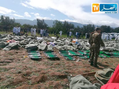 Sin precedentes. Escenas de drama similares se vivieron en los alrededores de la base aérea. (AP)