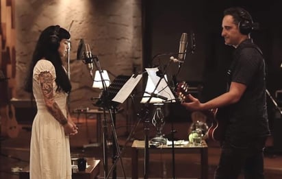 Mon Laferte y Jorge Drexler interpretan juntos el
tema ‘Asilo’. (ESPECIAL)