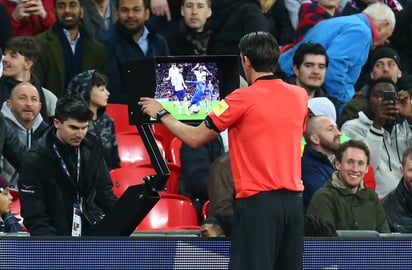 El árbitro Deniz Aytekin consulta el videoarbitraje (VAR) antes de conceder un penal a Italia durante el partido amistoso frente a Inglaterra, en marzo. (AP)