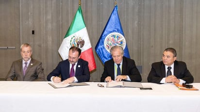 El acuerdo fue suscrito por el secretario de Relaciones Exteriores de México, Luis Videgaray, y el secretario general de la OEA, Luis Almagro, en el marco de la VIII Cumbre de las Américas, que se inició ayer viernes y concluirá este sábado en la capital peruana, donde también se encuentra el presidente mexicano, Enrique Peña Nieto. (TWITTER)