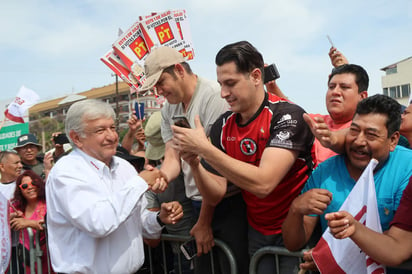 Desde las Playas de Rosarito, el tabasqueño dijo que todo lo que hacen sus adversarios con la guerra sucia, se les revierte, por lo que les recomendó cambiar de estrategas.
