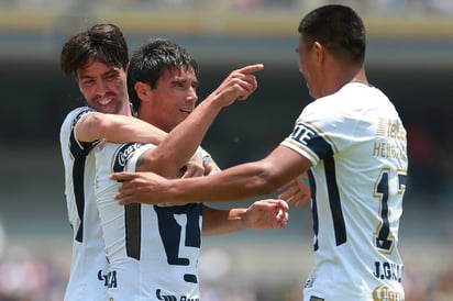 Alustiza (c) festeja con Formica (I) y Jesús Gallardo. Pumas golea y sueña con ir a liguilla