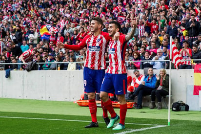 Los jugadores del Atlético de Madrid, el centrocampista argentino Ángel Correa (d) y el defensa francés Lucas Hernandez, celebran el gol convertido por Correa durante el partido contra el Levante. (EFE)