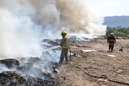 Al lugar acudió personal del Cuerpo de Bomberos y Protección Civil para tratar de sofocar el fuego que consume distintos tipos de desechos que la gente y los carromatos tiran en el lugar de manera clandestina.  (EL SIGLO DE TORREÓN)