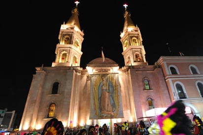 Arquitectura. Se busca realzar la belleza de los edificios históricos mediante la iluminación nocturna en el Centro. (EL SIGLO DE TORREÓN)