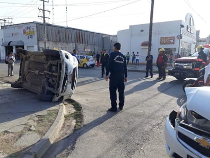 La volcadura se registró en el Centro de Torreón. (EL SIGLO DE TORREÓN) 