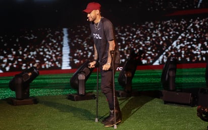 El brasileño Neymar camina con ayuda de sus muletas durante un acto publicitario en Sao Paulo, ayer. (AP)